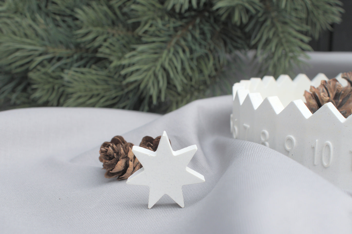 Skandinavischer Adventskalender aus weißem Beton für ein hygge Weihnachten