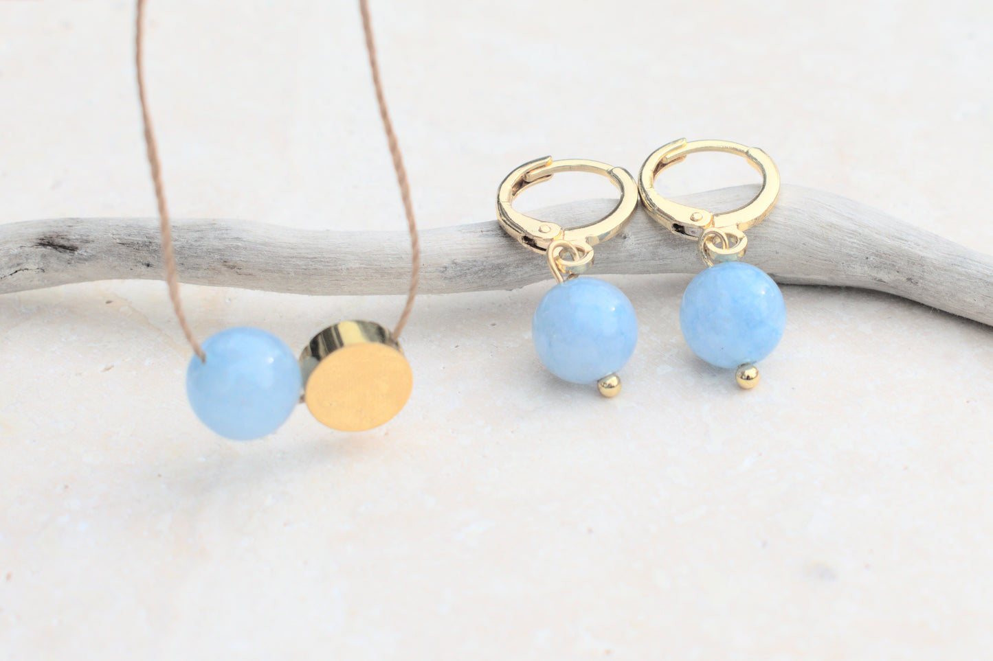 Minimalistische Kette mit dem natürlichen himmelblauen Aquamarin Edelstein und einer goldenen flachen Perle