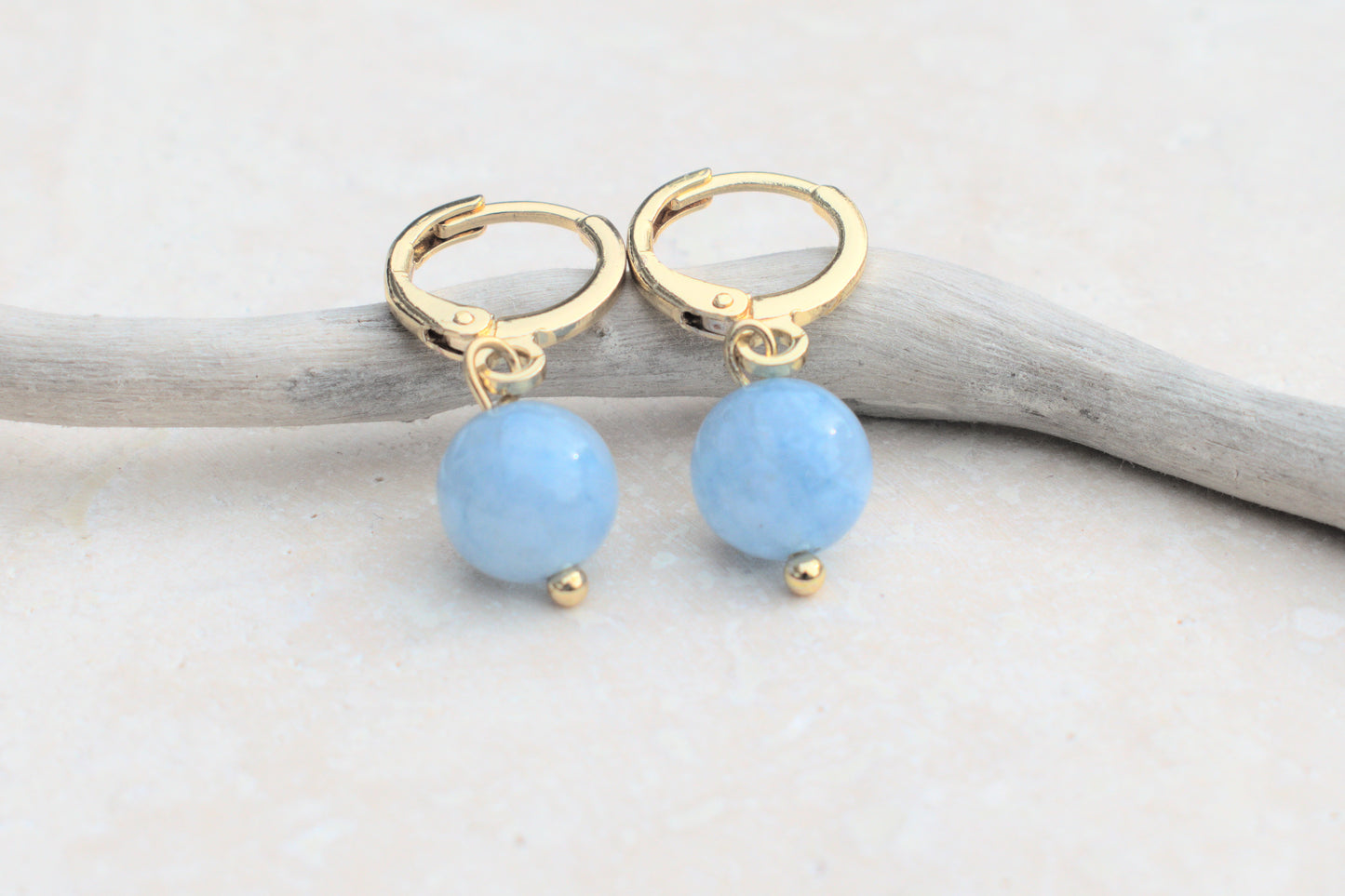 Hängende goldene Ohrringe mit dem echten himmelblauen Aquamarin Edelstein