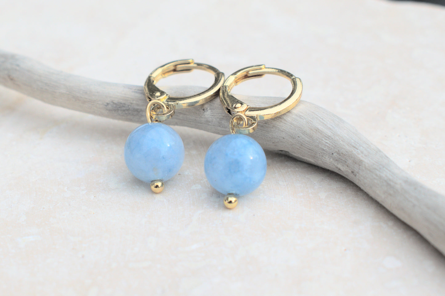 Hängende goldene Ohrringe mit dem echten himmelblauen Aquamarin Edelstein