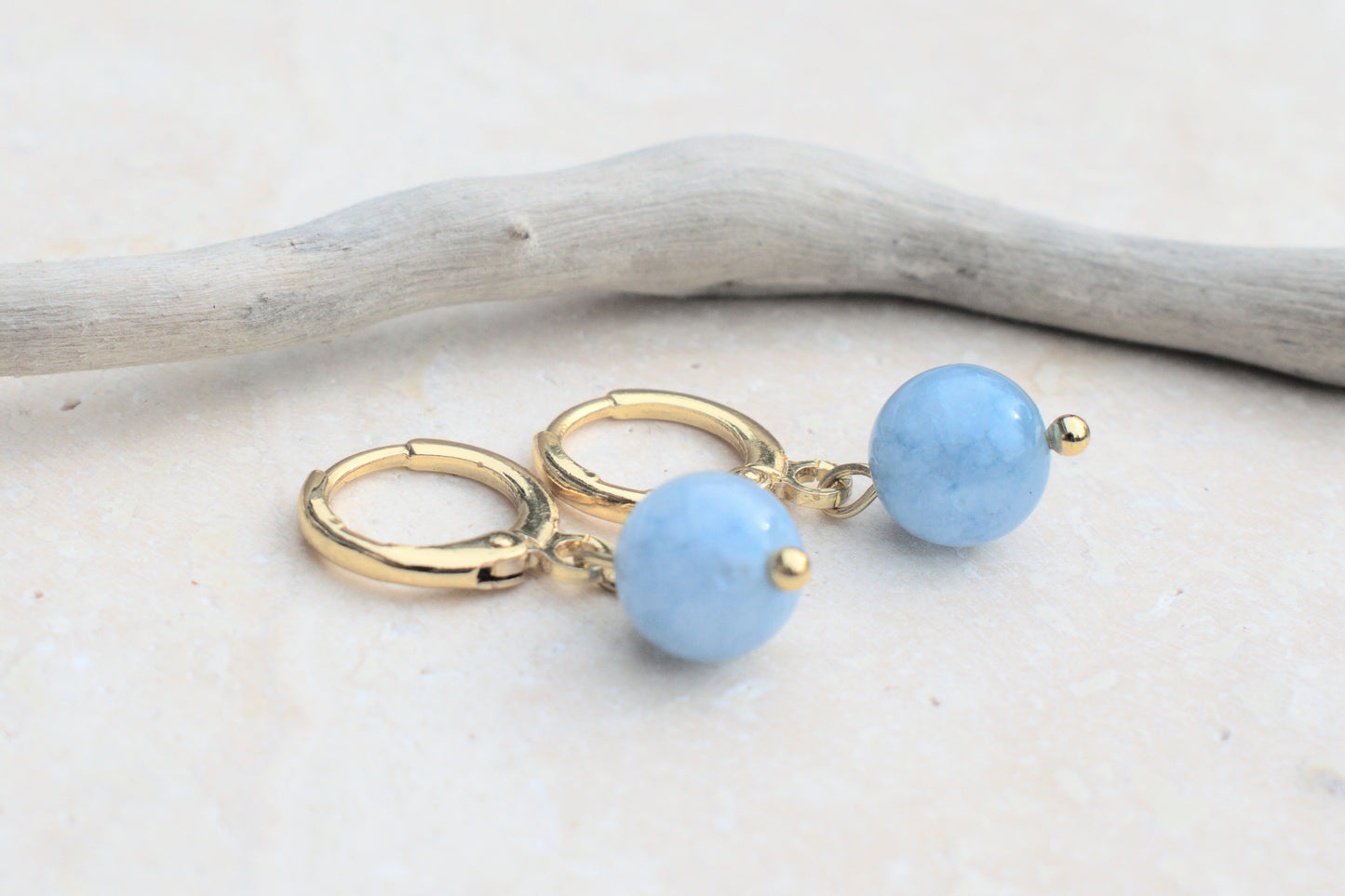 Hängende goldene Ohrringe mit dem echten himmelblauen Aquamarin Edelstein