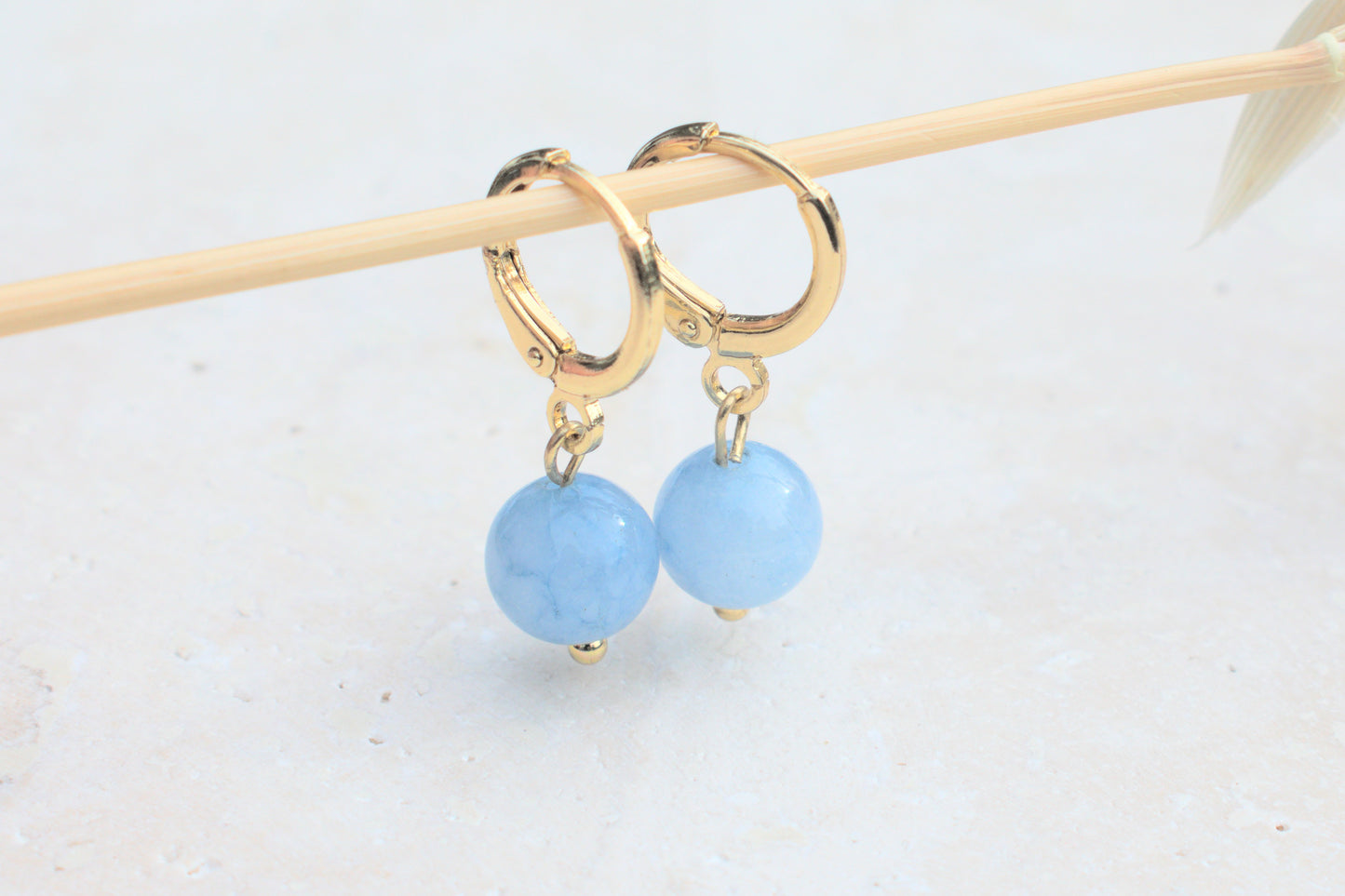 Hängende goldene Ohrringe mit dem echten himmelblauen Aquamarin Edelstein