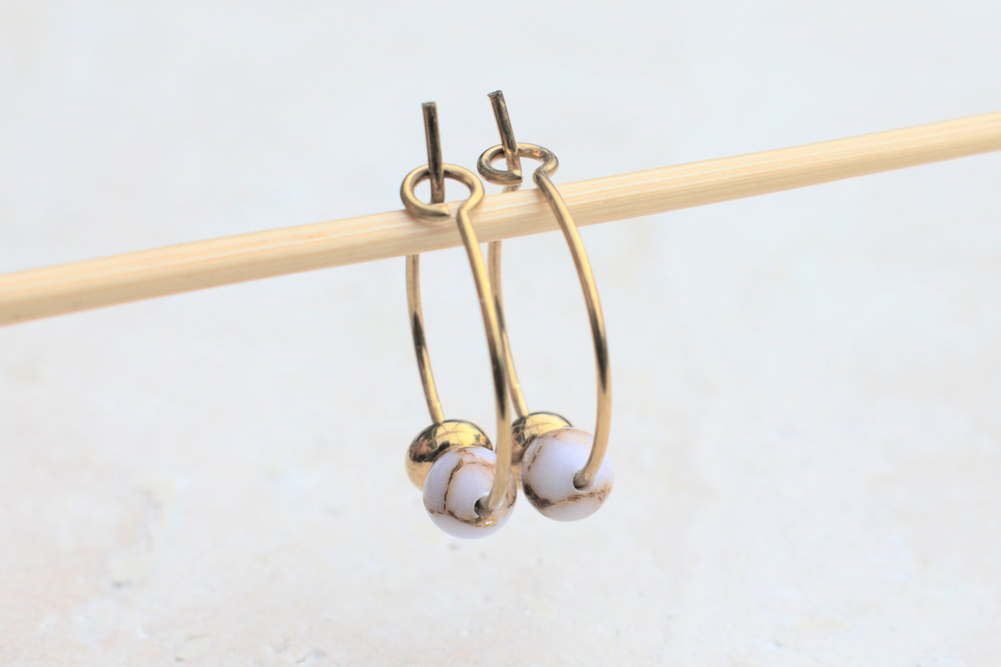 Goldene Creolen Ohrringe mit Howlit Edelstein Perlen in Marmoroptik