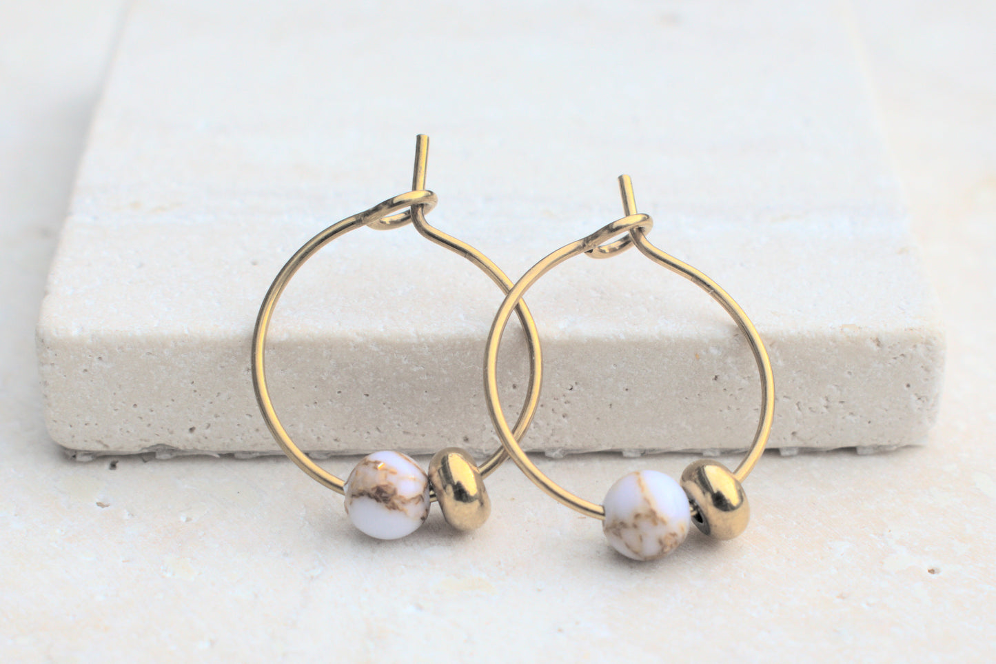 Goldene Creolen Ohrringe mit Howlit Edelstein Perlen in Marmoroptik