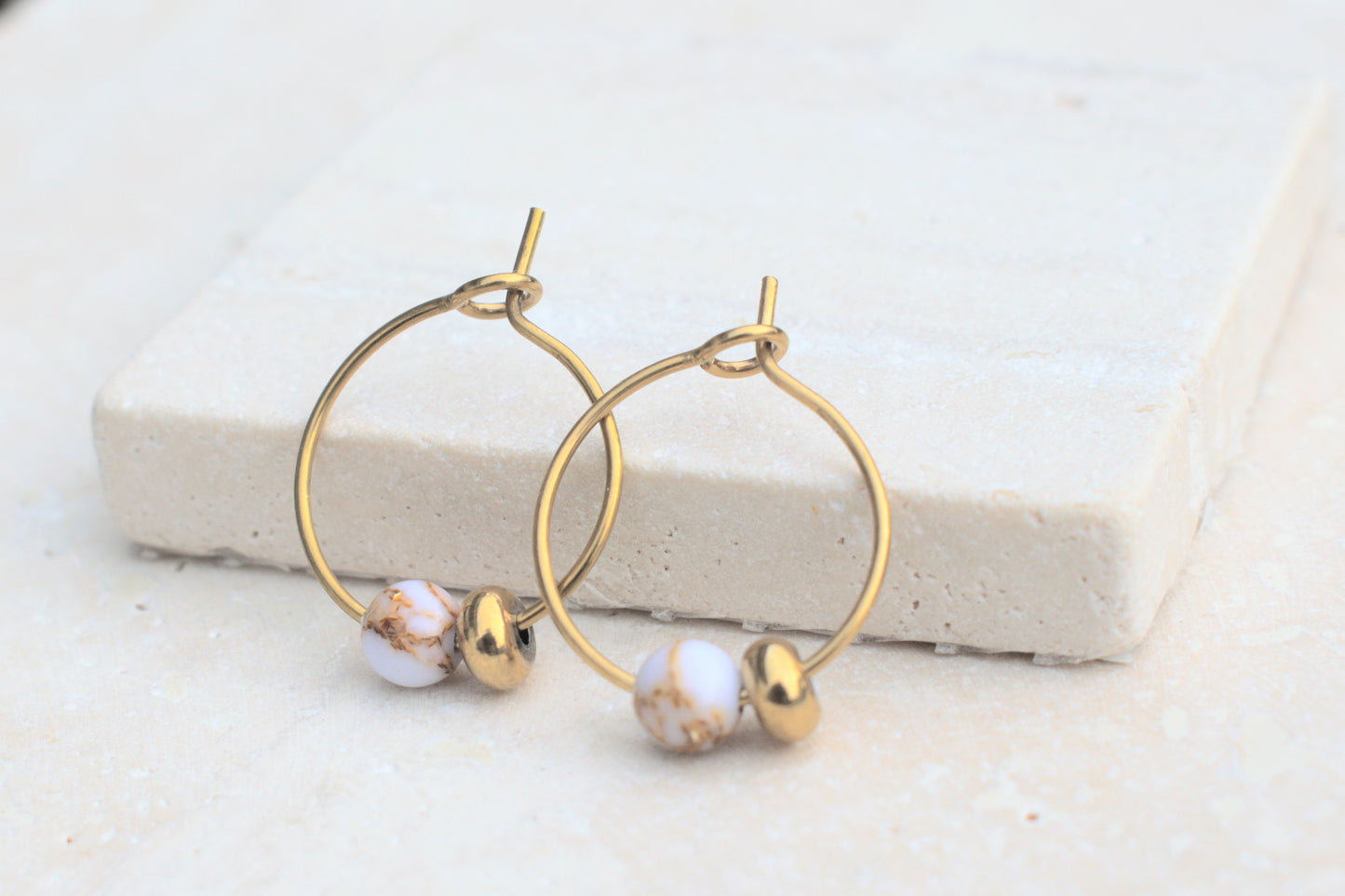 Goldene Creolen Ohrringe mit Howlit Edelstein Perlen in Marmoroptik