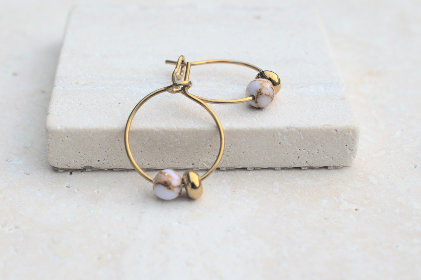 Goldene Creolen Ohrringe mit Howlit Edelstein Perlen in Marmoroptik