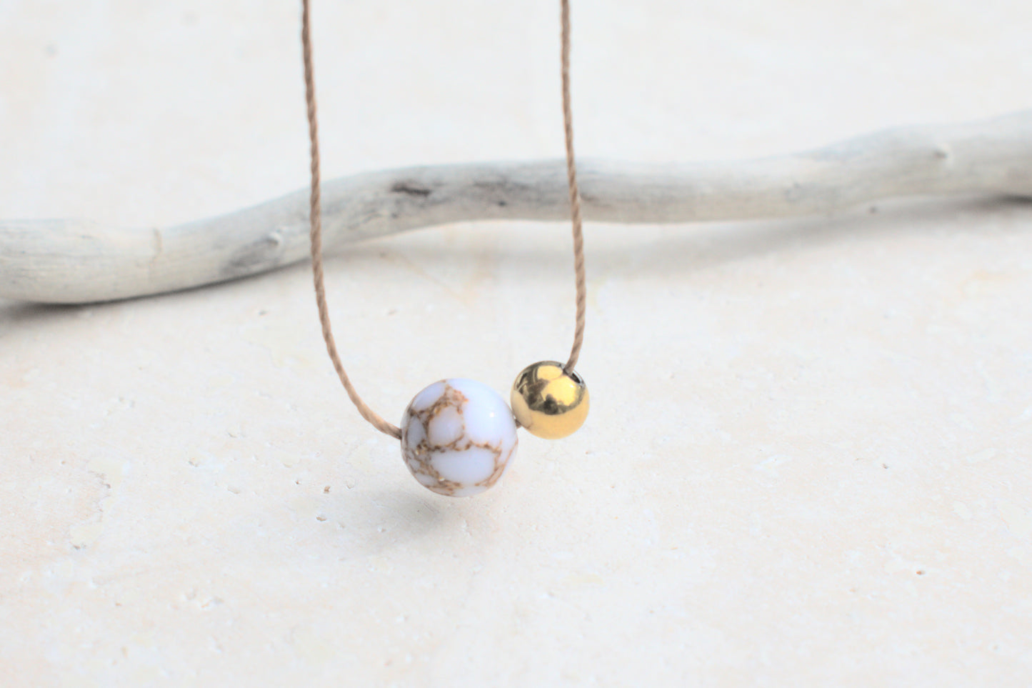 Goldene Creolen Ohrringe mit Howlit Edelstein Perlen in Marmoroptik