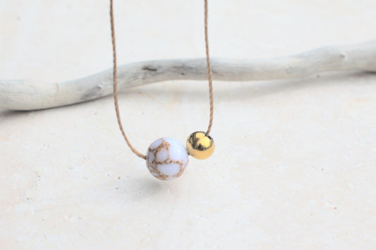 Halskette aus Nylon mit weiß goldenen Howlit Edelstein Perlen in Marmoroptik