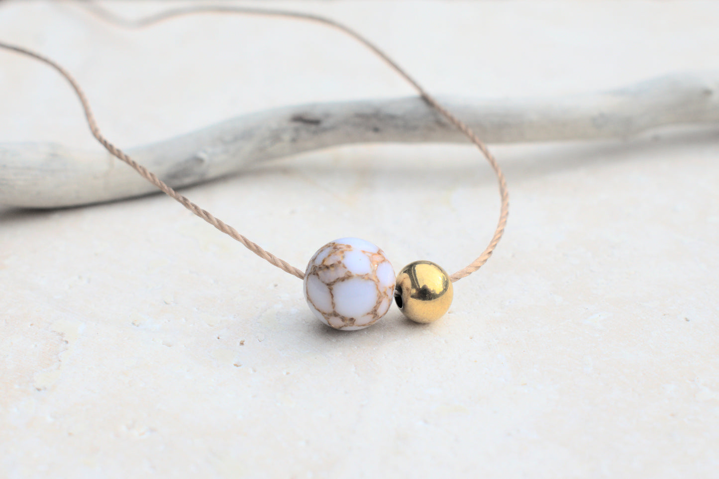 Halskette aus Nylon mit weiß goldenen Howlit Edelstein Perlen in Marmoroptik