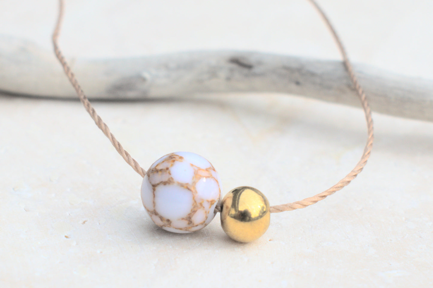 Halskette aus Nylon mit weiß goldenen Howlit Edelstein Perlen in Marmoroptik