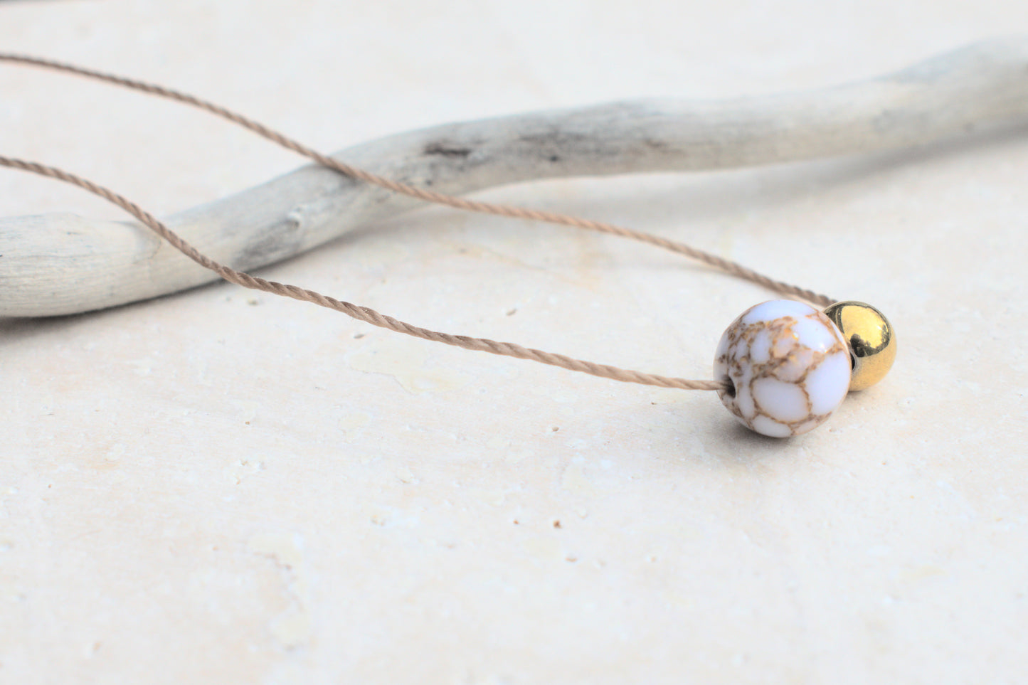 Halskette aus Nylon mit weiß goldenen Howlit Edelstein Perlen in Marmoroptik