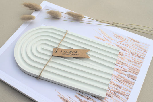 Regenbogen Tablett bzw. Schmuckschale aus weißem Beton in skandinavischen Design