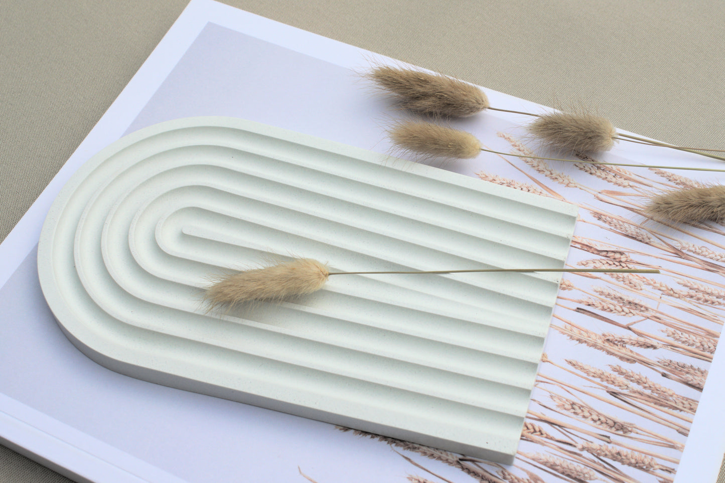 Regenbogen Tablett bzw. Schmuckschale aus weißem Beton in skandinavischen Design