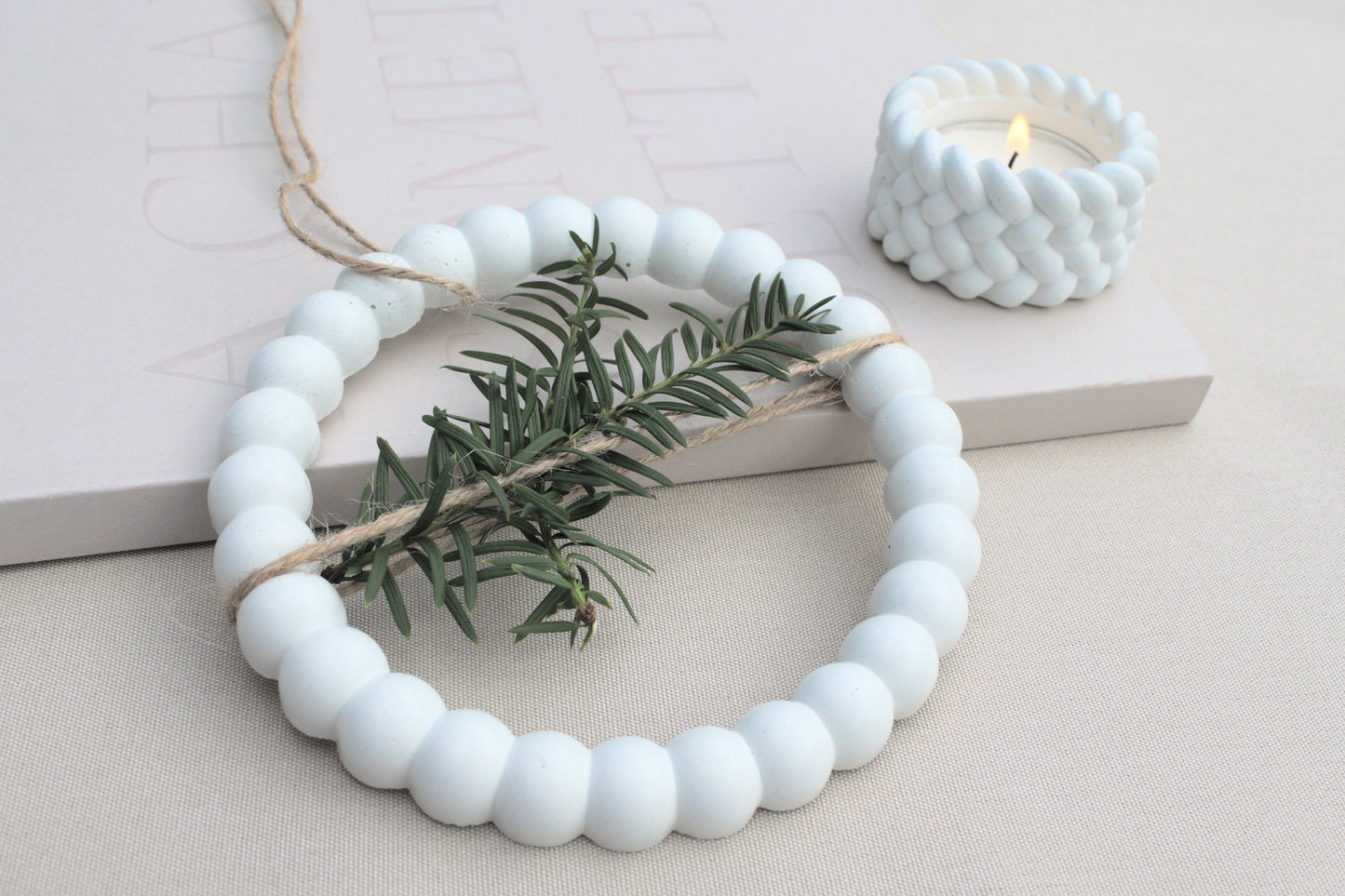 Kleiner Dekoring aus weißem Beton mit braunen Schnüren, Türdeko, Wanddeko