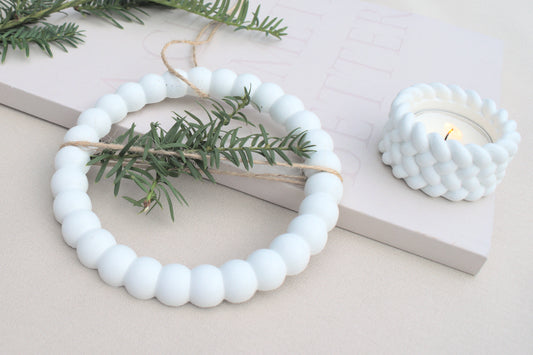 Kleiner Dekoring aus weißem Beton mit braunen Schnüren, Türdeko, Wanddeko