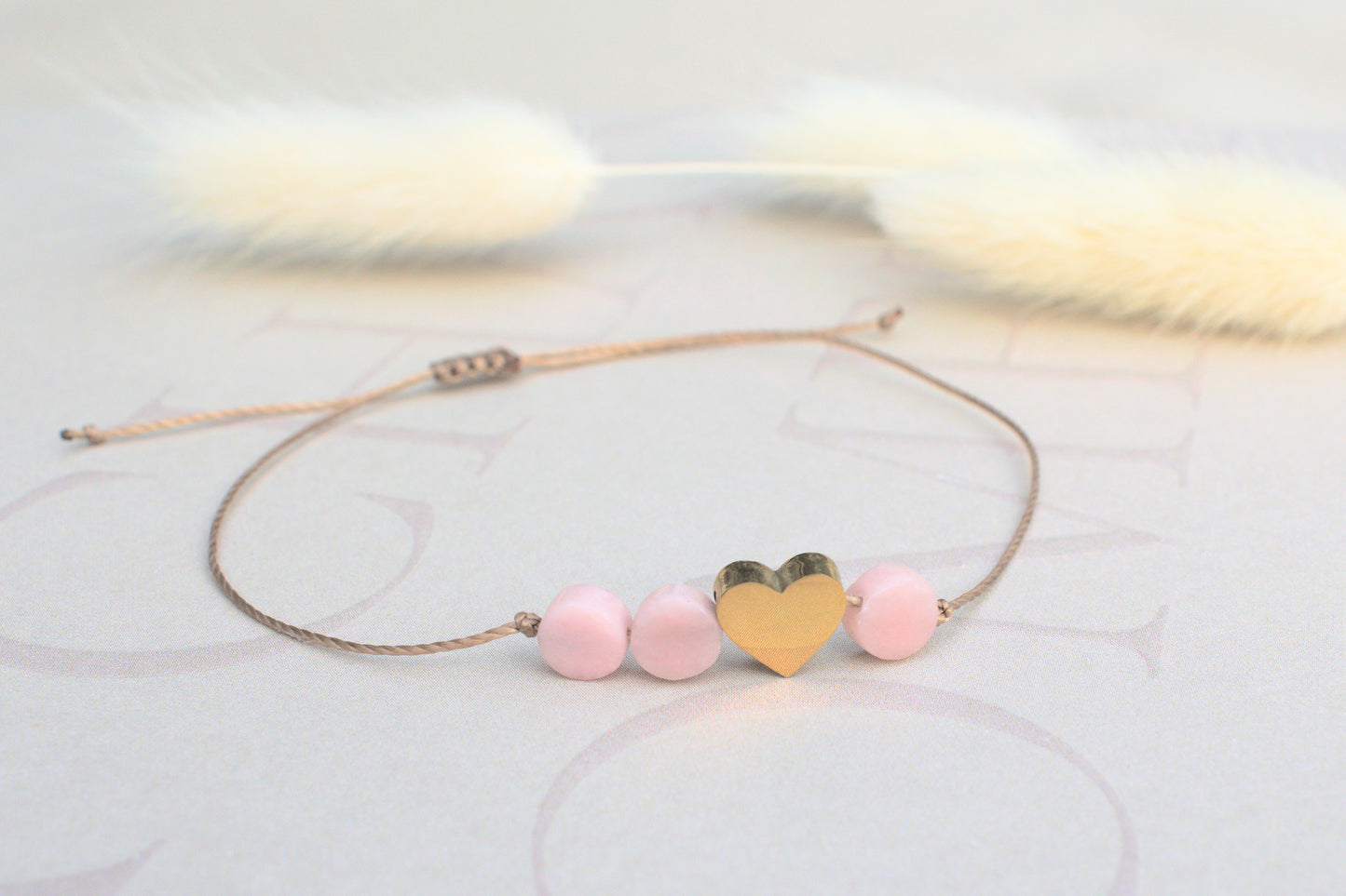 Freundschaftsarmband mit einem goldenen flachen Herz und drei kleinen rosa Opal Edelsteinen flach geschliffen