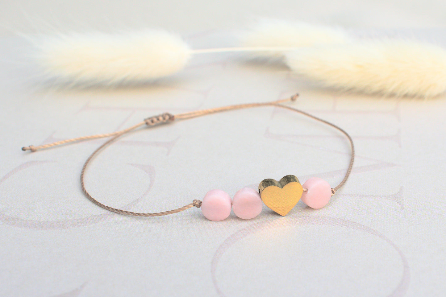 Freundschaftsarmband mit einem goldenen flachen Herz und drei kleinen rosa Opal Edelsteinen flach geschliffen