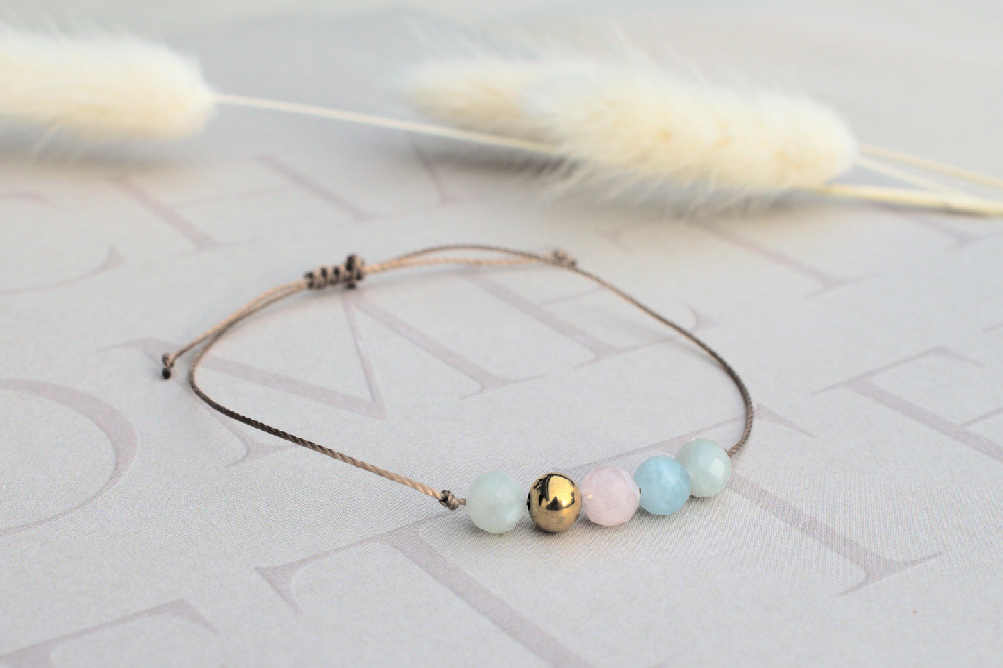 Freundschaftsarmband mit echten bunten Morganit Edelsteinen und einer eleganten goldenen Perle