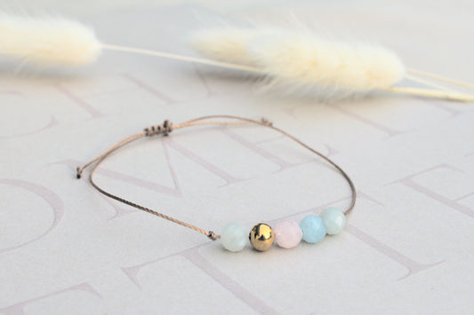 Freundschaftsarmband mit echten bunten Morganit Edelsteinen und einer eleganten goldenen Perle