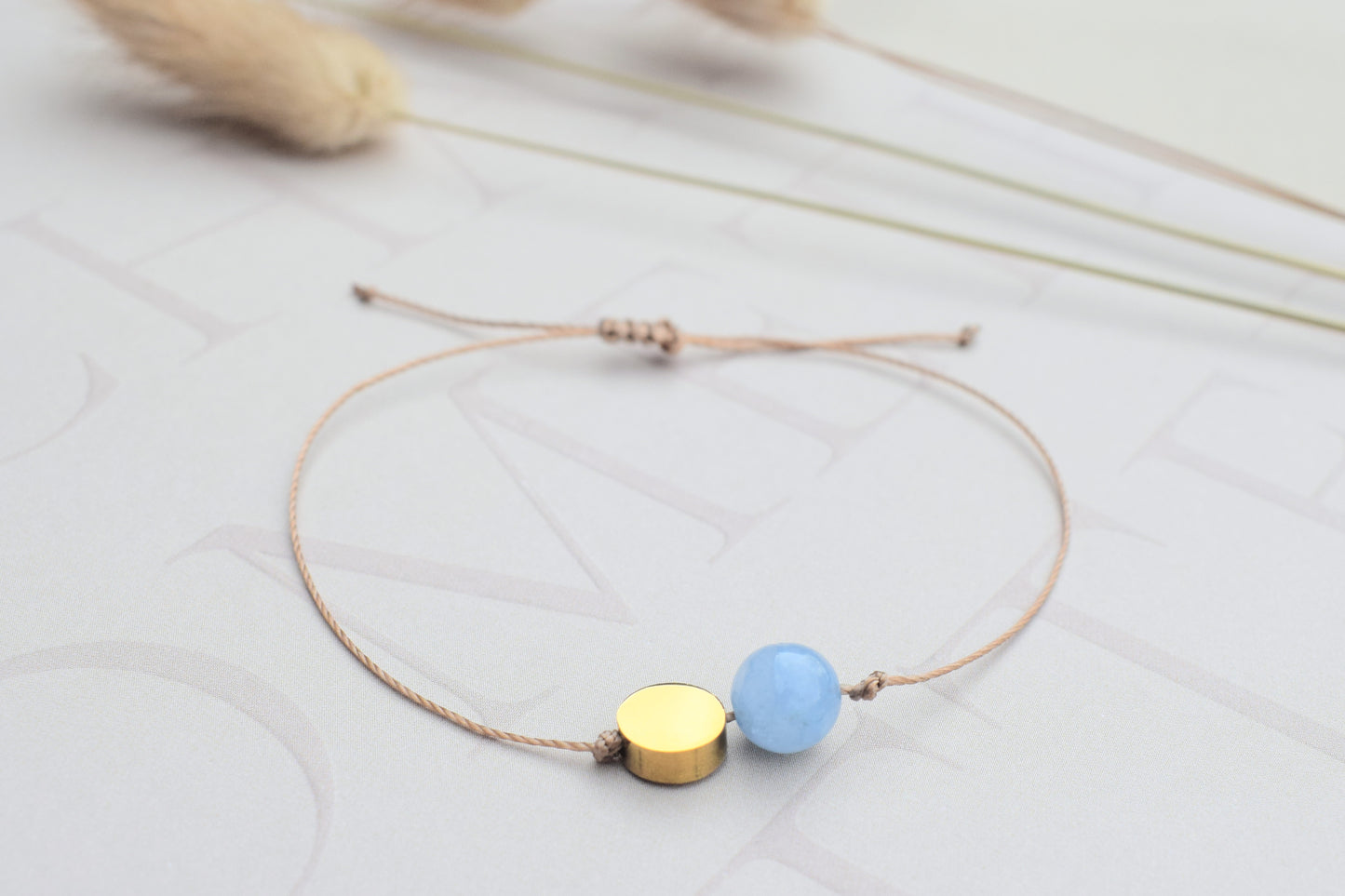 Armband mit himmelblauem Aquamarin in einer goldenen flachen Perle aus Edelstahl, Talisman