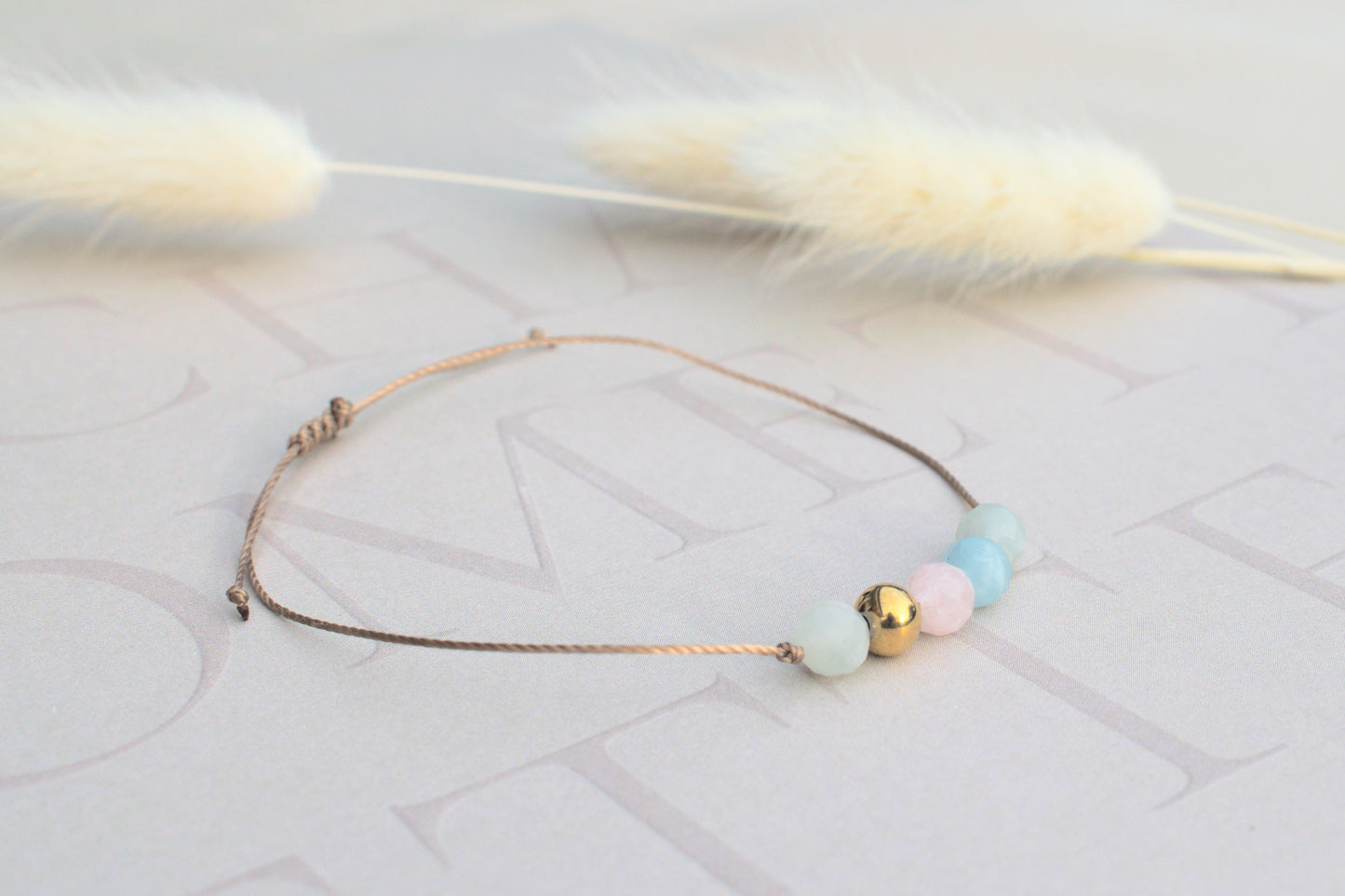 Freundschaftsarmband mit echten bunten Morganit Edelsteinen und einer eleganten goldenen Perle