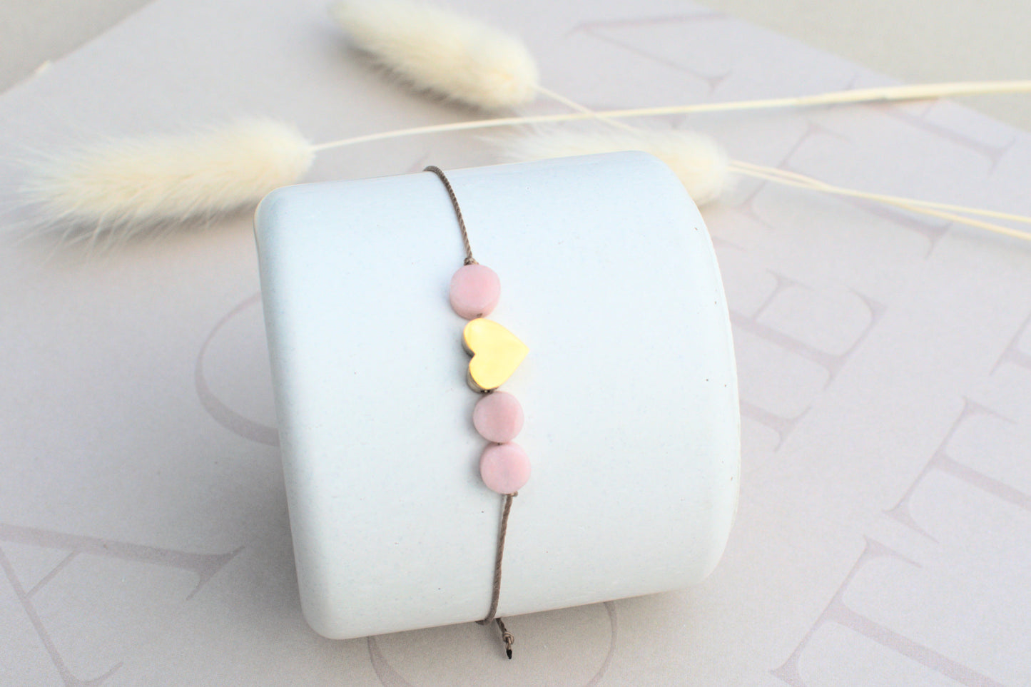 Freundschaftsarmband mit einem goldenen flachen Herz und drei kleinen rosa Opal Edelsteinen flach geschliffen