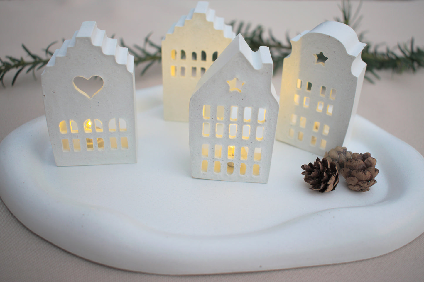 Skandi mini Lichthäuser Set aus weißem Beton für ein nordisches hygge zu Hause mit Licht
