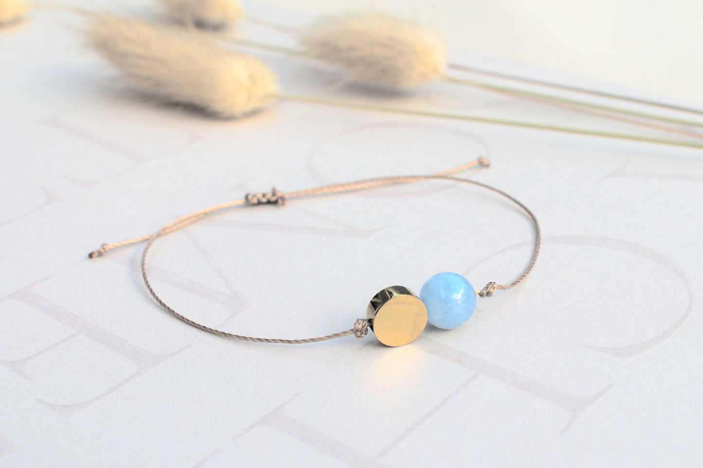 Armband mit himmelblauem Aquamarin in einer goldenen flachen Perle aus Edelstahl, Talisman