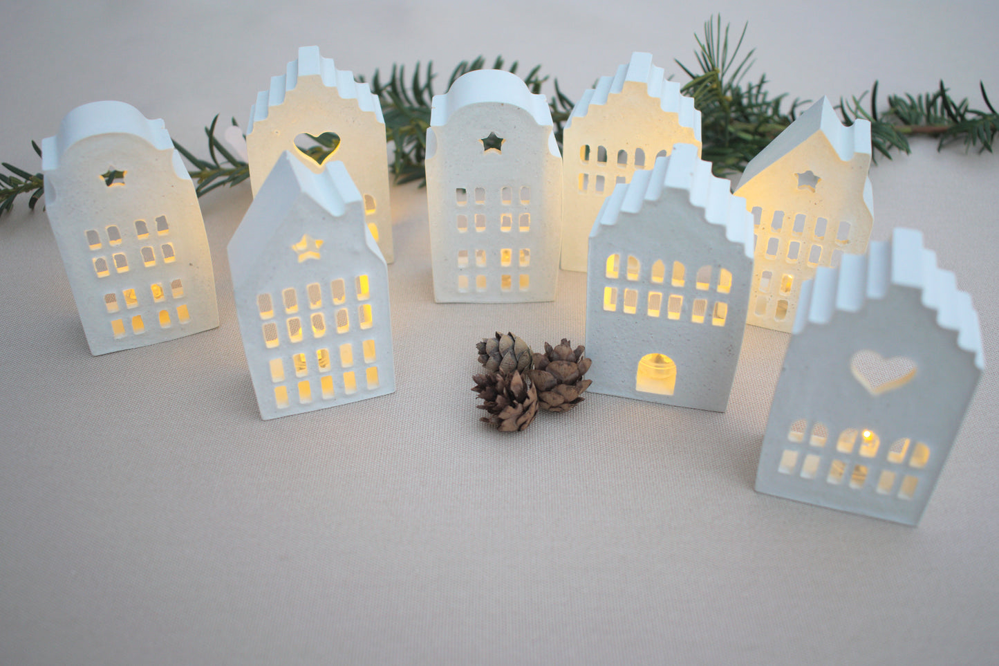 Skandi mini Lichthäuser Set aus weißem Beton für ein nordisches hygge zu Hause mit Licht