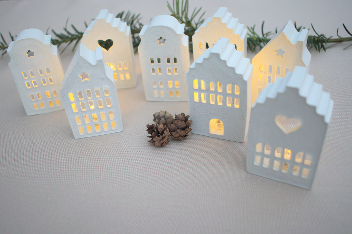 Skandi mini Lichthäuser Set aus weißem Beton für ein nordisches hygge zu Hause mit Licht