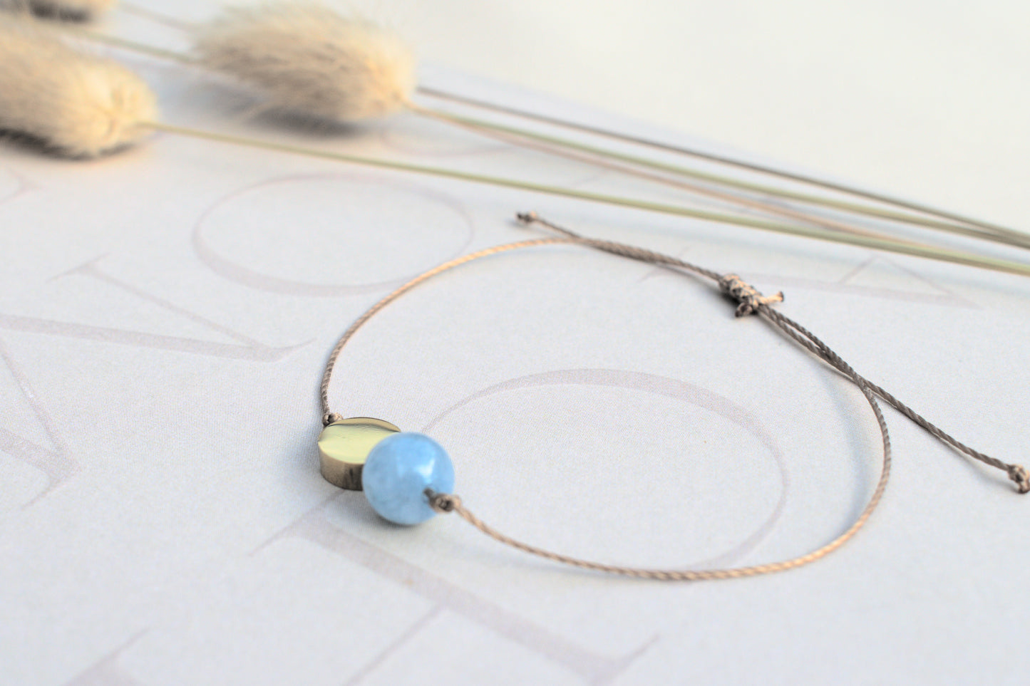 Armband mit himmelblauem Aquamarin in einer goldenen flachen Perle aus Edelstahl, Talisman