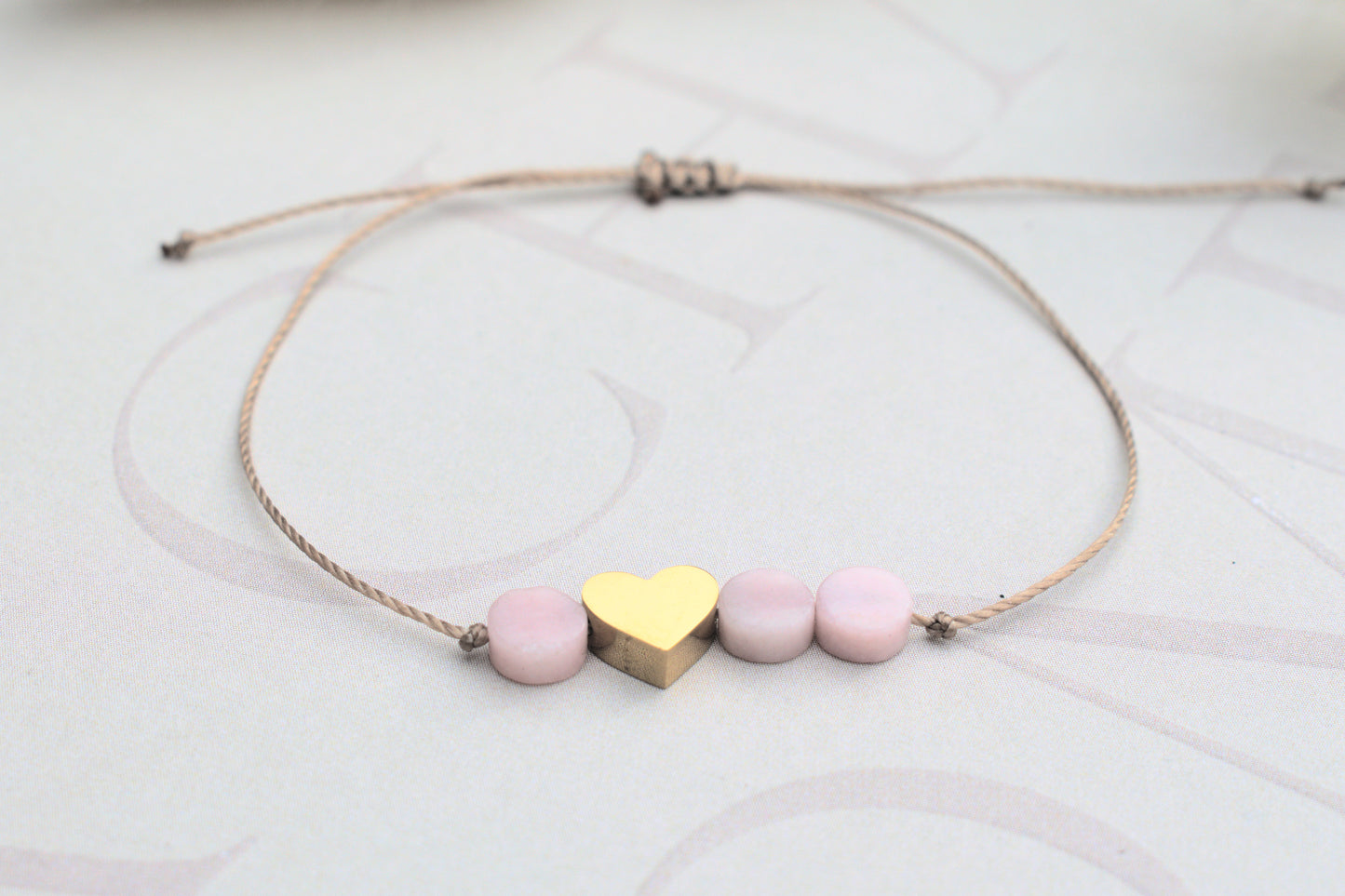 Freundschaftsarmband mit einem goldenen flachen Herz und drei kleinen rosa Opal Edelsteinen flach geschliffen