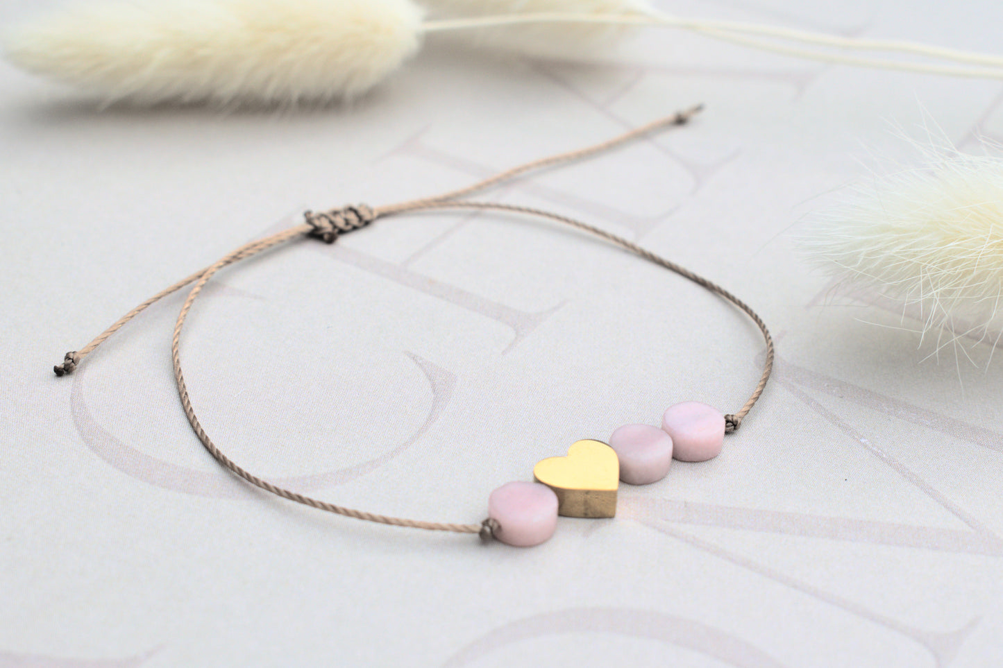 Freundschaftsarmband mit einem goldenen flachen Herz und drei kleinen rosa Opal Edelsteinen flach geschliffen