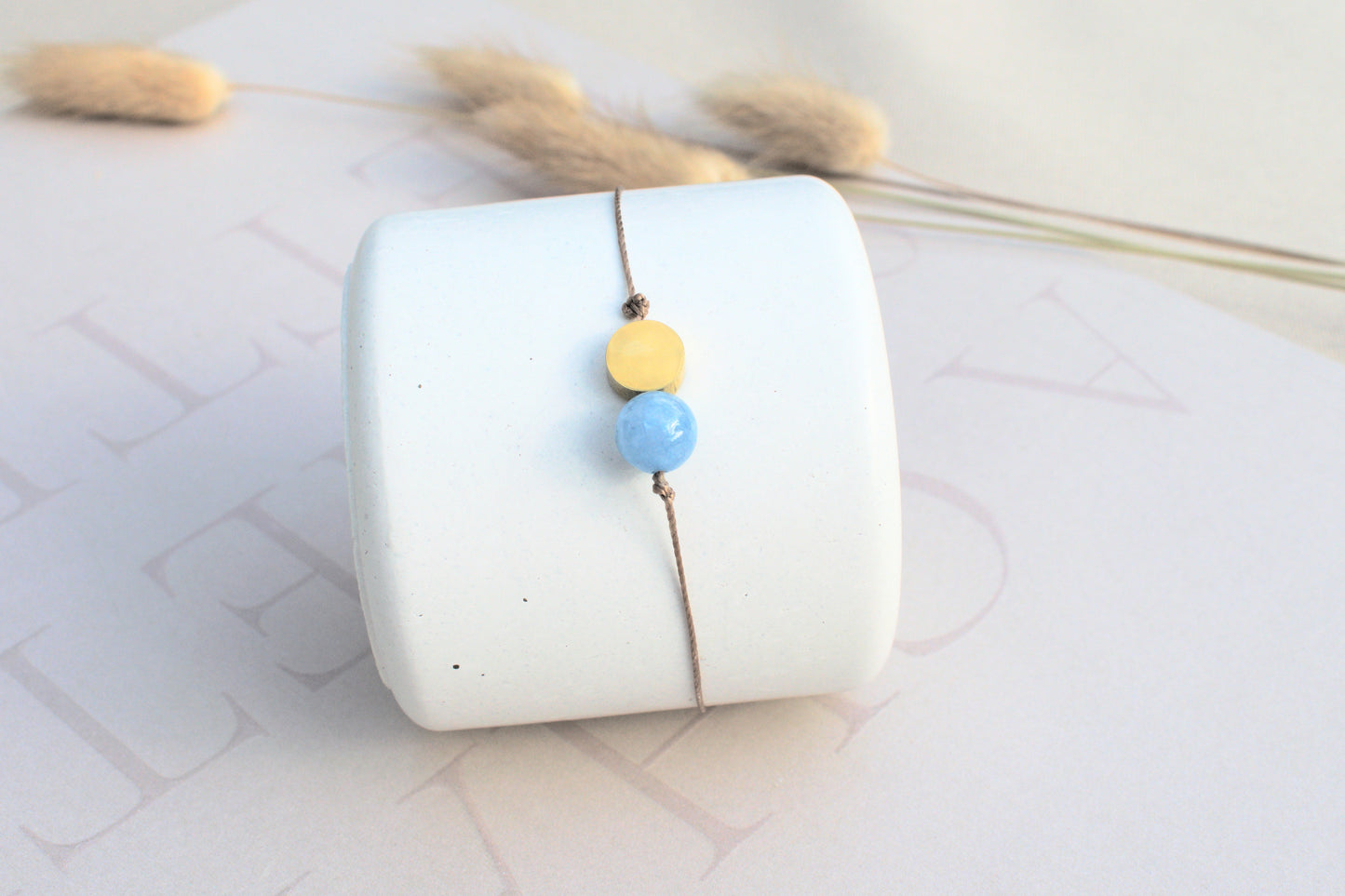 Armband mit himmelblauem Aquamarin in einer goldenen flachen Perle aus Edelstahl, Talisman