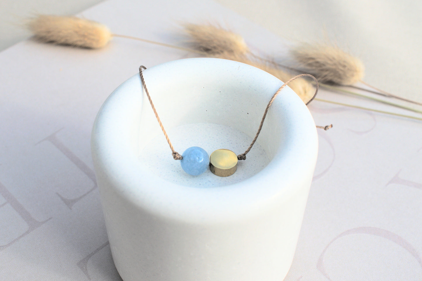 Armband mit himmelblauem Aquamarin in einer goldenen flachen Perle aus Edelstahl, Talisman