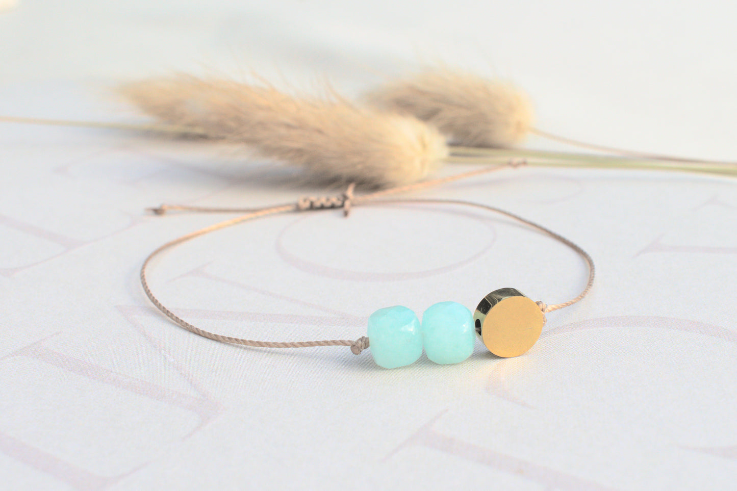 Freundschaftsarmband mit echten türkisen Jade Edelsteinen und einer flachen goldenen Perle