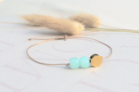 Freundschaftsarmband mit echten türkisen Jade Edelsteinen und einer flachen goldenen Perle