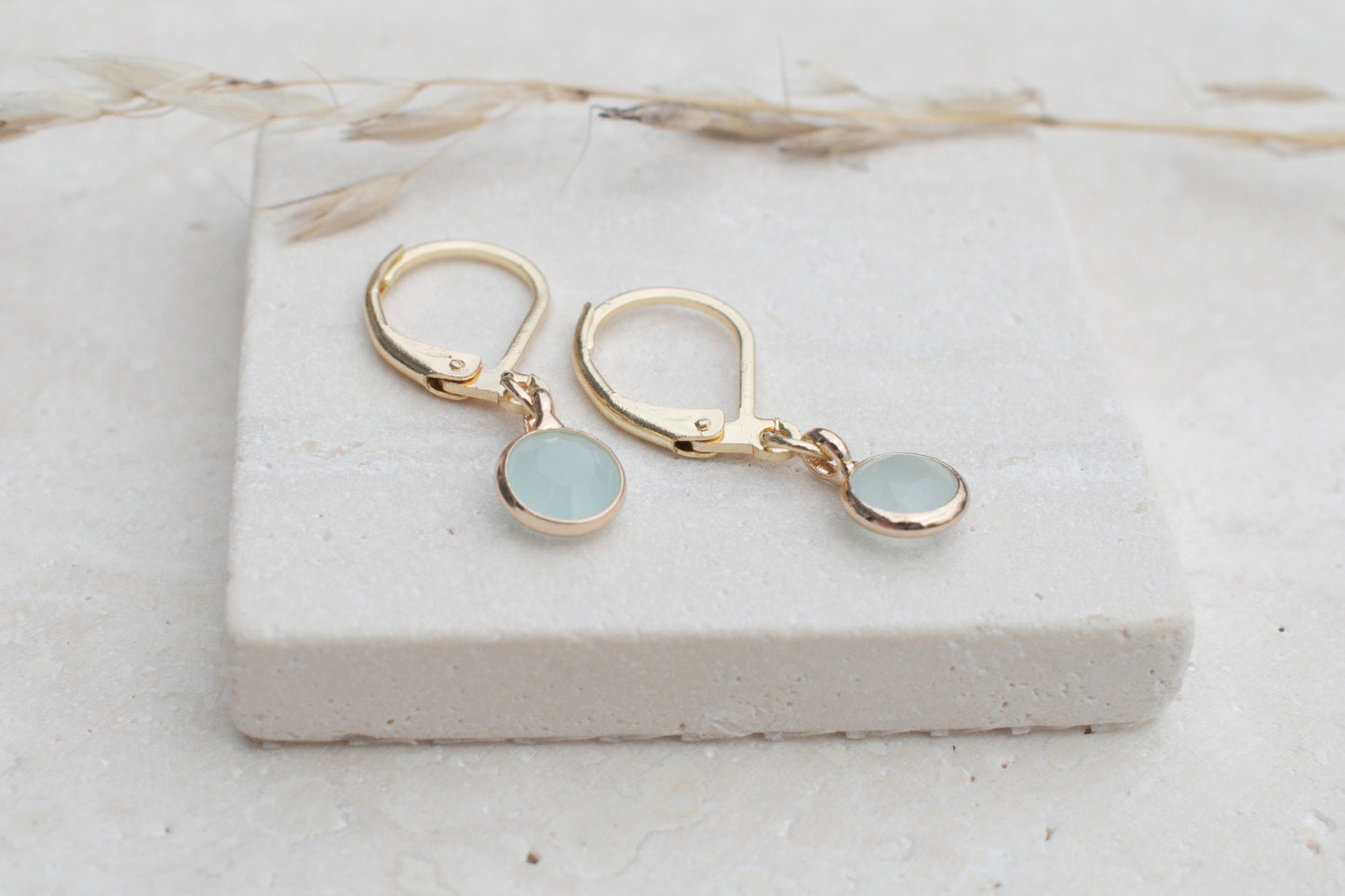 Zarte minimalistische goldenen Ohrringe mit elegantem türkisen Anhängern