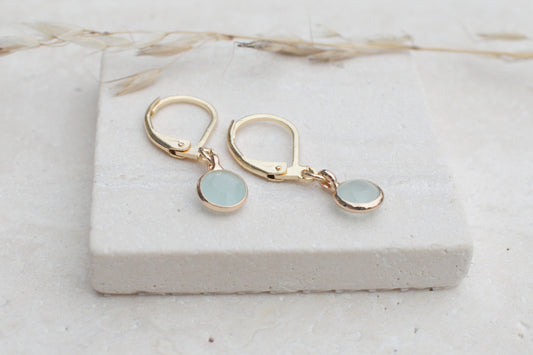 Zarte minimalistische goldenen Ohrringe mit elegantem türkisen Anhängern