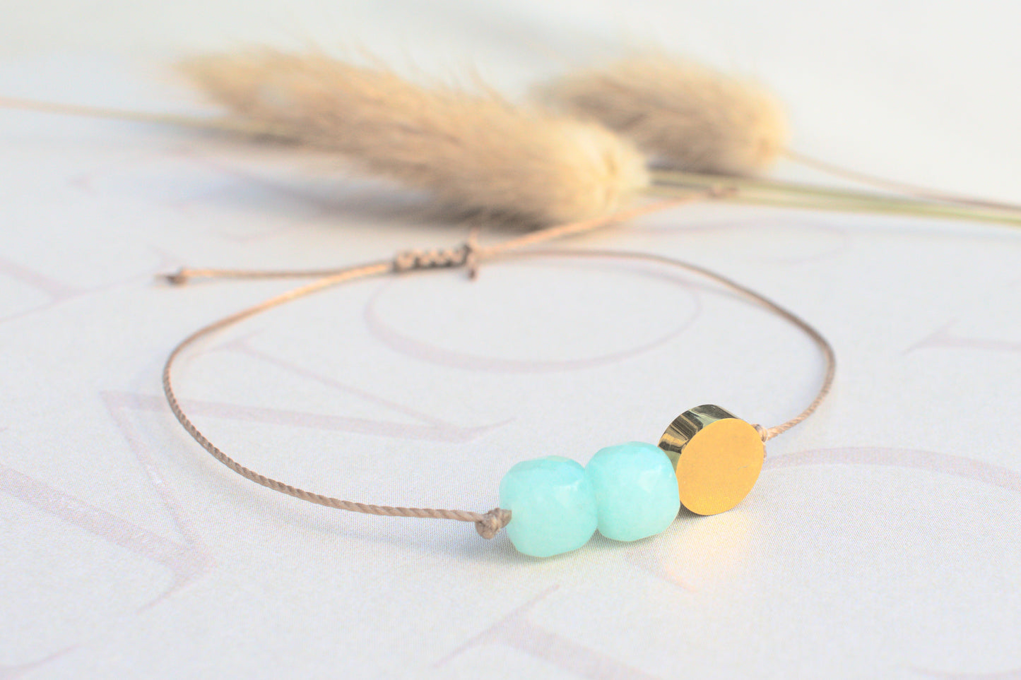 Freundschaftsarmband mit echten türkisen Jade Edelsteinen und einer flachen goldenen Perle