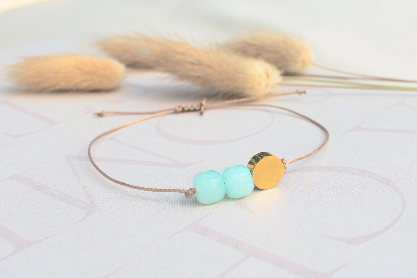 Freundschaftsarmband mit echten türkisen Jade Edelsteinen und einer flachen goldenen Perle