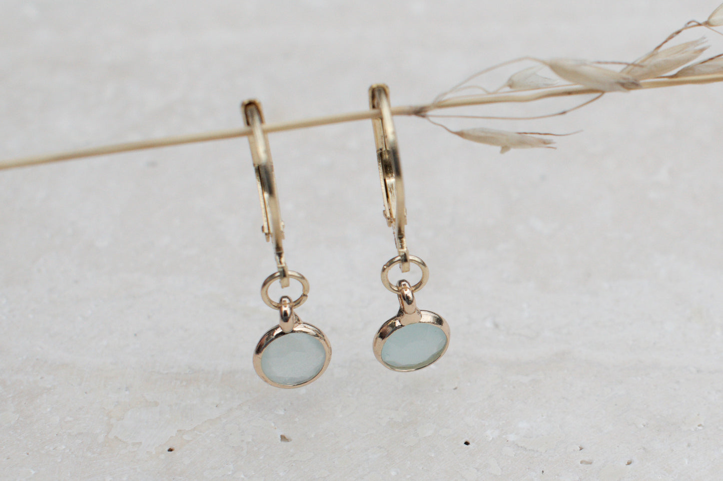 Zarte minimalistische goldenen Ohrringe mit elegantem türkisen Anhängern
