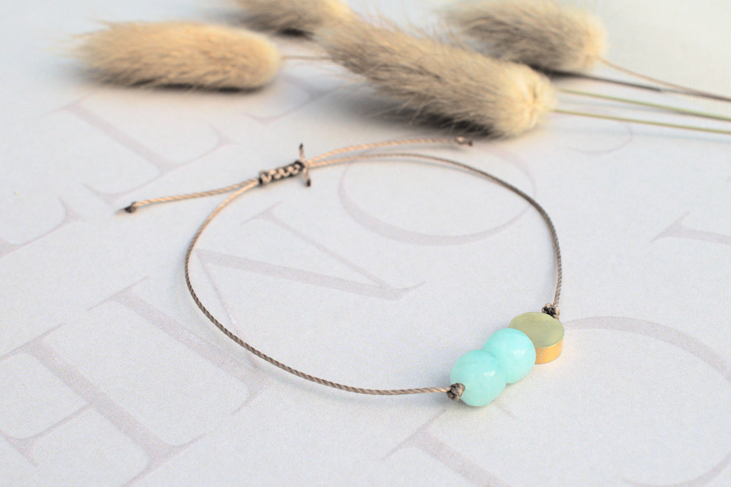 Freundschaftsarmband mit echten türkisen Jade Edelsteinen und einer flachen goldenen Perle