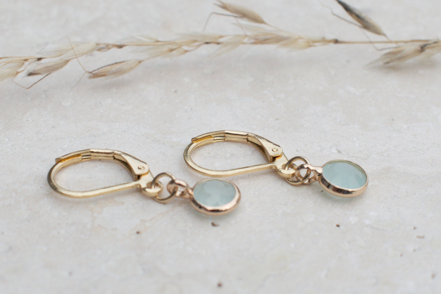 Zarte minimalistische goldenen Ohrringe mit elegantem türkisen Anhängern