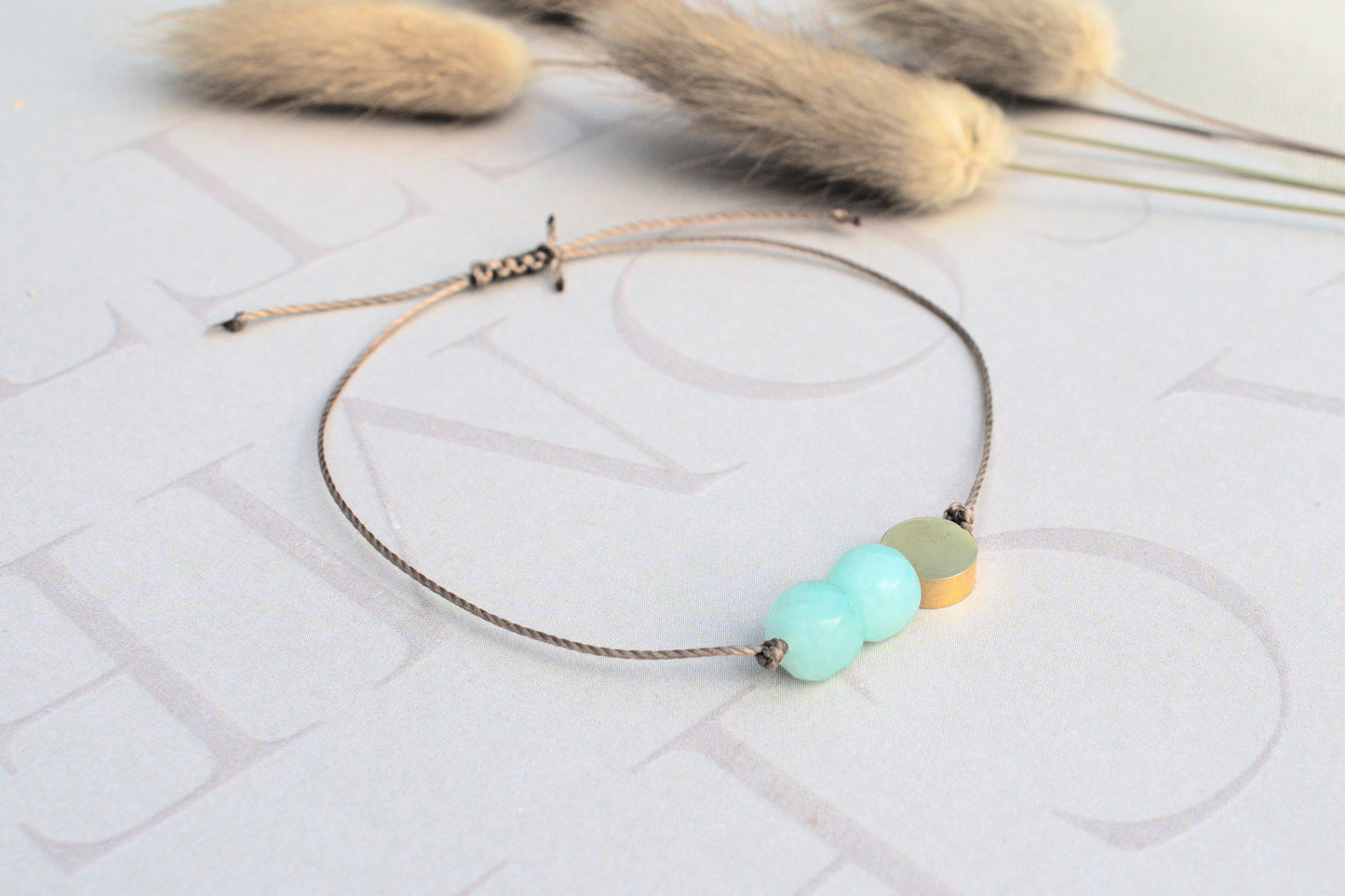 Freundschaftsarmband mit echten türkisen Jade Edelsteinen und einer flachen goldenen Perle