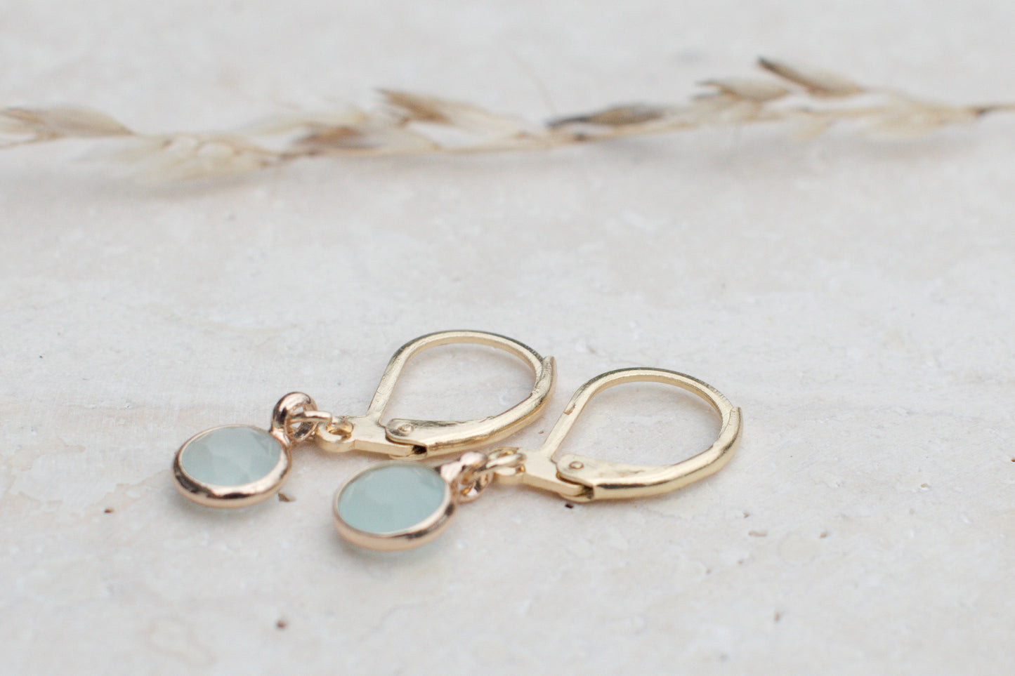 Zarte minimalistische goldenen Ohrringe mit elegantem türkisen Anhängern