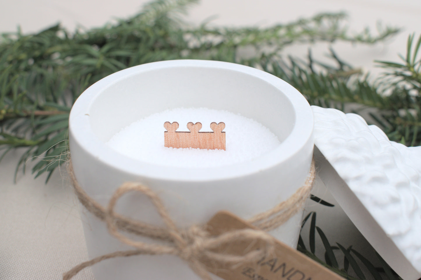 Eichel Kerzen aus weißem Beton mit Kerzensand und einem Holzdocht mit Herzen - Skandi Home