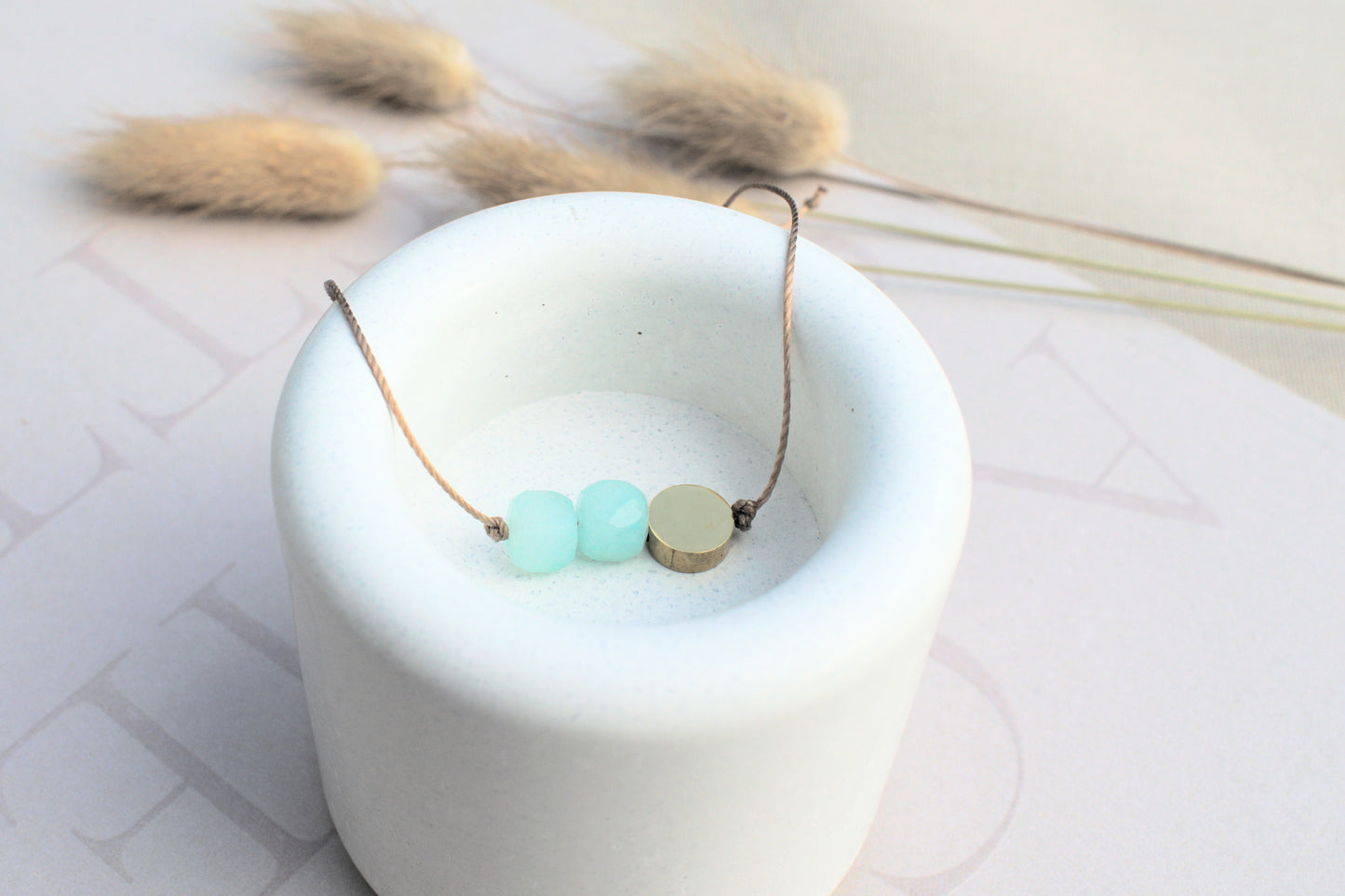 Freundschaftsarmband mit echten türkisen Jade Edelsteinen und einer flachen goldenen Perle