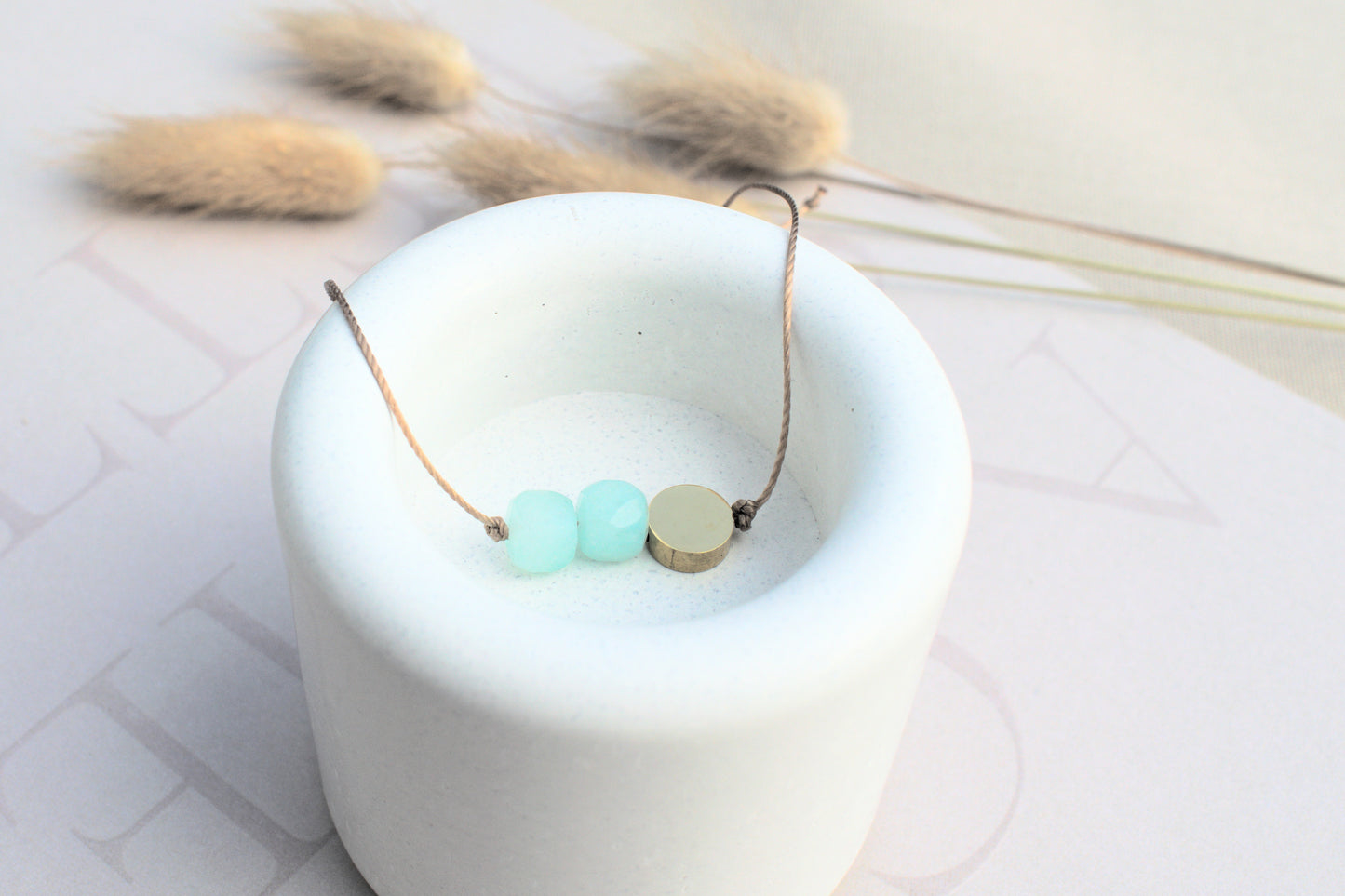 Freundschaftsarmband mit echten türkisen Jade Edelsteinen und einer flachen goldenen Perle