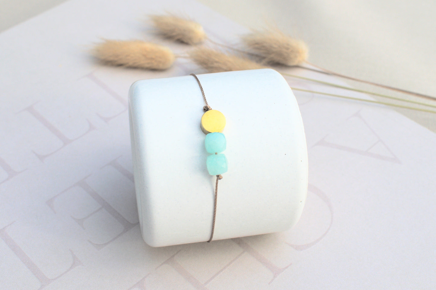 Freundschaftsarmband mit echten türkisen Jade Edelsteinen und einer flachen goldenen Perle